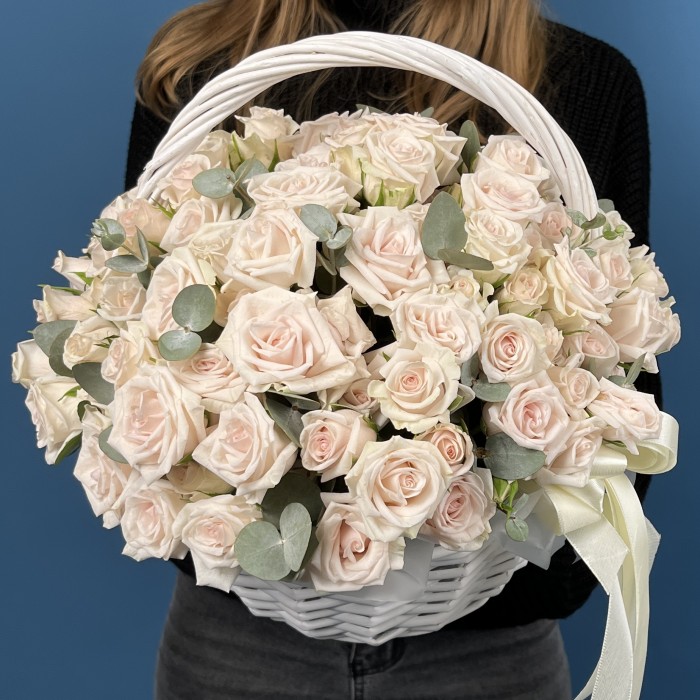 25 светло-розовых кустовых роз Роял Порцелина в корзине