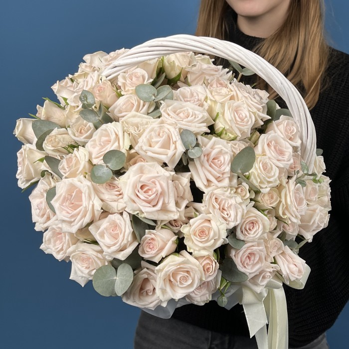 25 светло-розовых кустовых роз Роял Порцелина в корзине