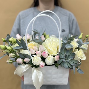 Букет дня в коробке Грация