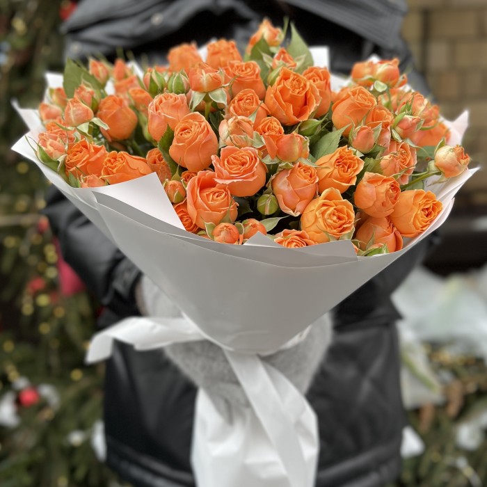 11 оранжевых кустовых пионовидных роз Корал Бабл 40 см
