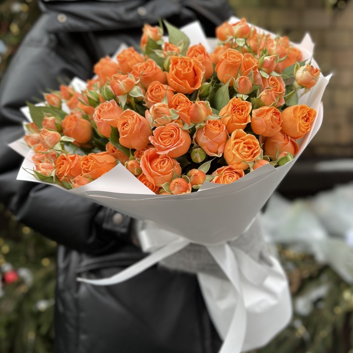 11 оранжевых кустовых пионовидных роз Корал Бабл 40 см