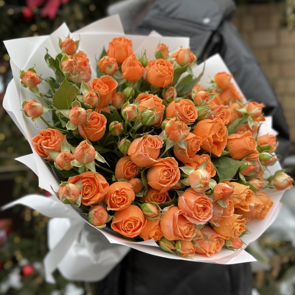 11 оранжевых кустовых пионовидных роз Корал Бабл 40 см