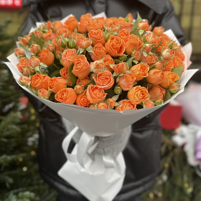 15 кустовых оранжевых роз Корал Бабл 50 см