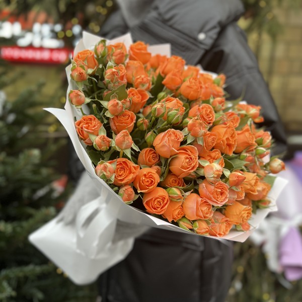 15 кустовых оранжевых роз Корал Бабл 50 см