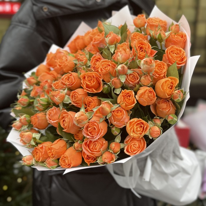 15 кустовых оранжевых роз Корал Бабл 50 см