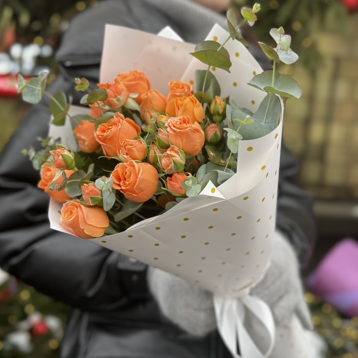 3 оранжевые кустовые розы Коралл Бабл 40 см с эвкалиптом