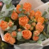 3 оранжевые кустовые розы Коралл Бабл 40 см с эвкалиптом