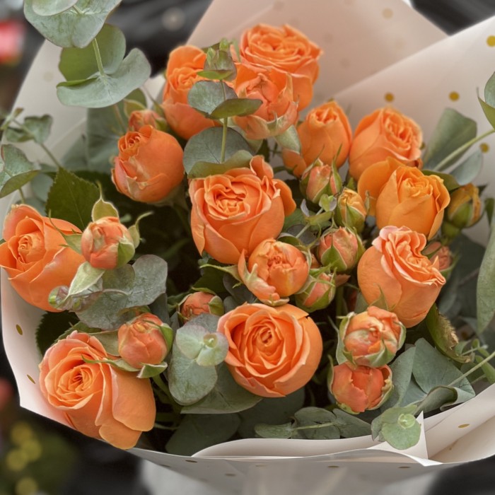 3 оранжевые кустовые розы Коралл Бабл 40 см с эвкалиптом