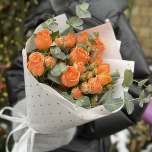 3 оранжевые кустовые розы Коралл Бабл 40 см с эвкалиптом