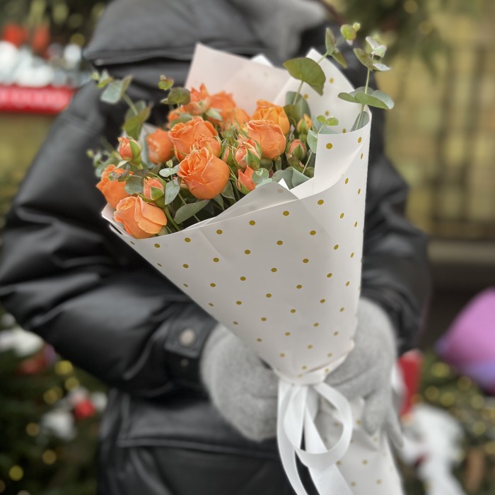 3 оранжевые кустовые розы Коралл Бабл 40 см с эвкалиптом