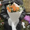3 оранжевые кустовые розы Коралл Бабл 40 см с эвкалиптом