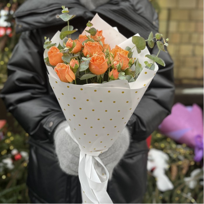 3 оранжевые кустовые розы Коралл Бабл 40 см с эвкалиптом