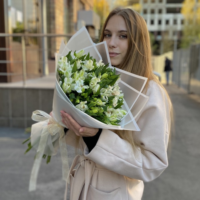 21 белая альстромерия