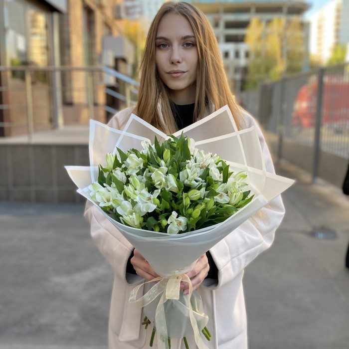 21 белая альстромерия