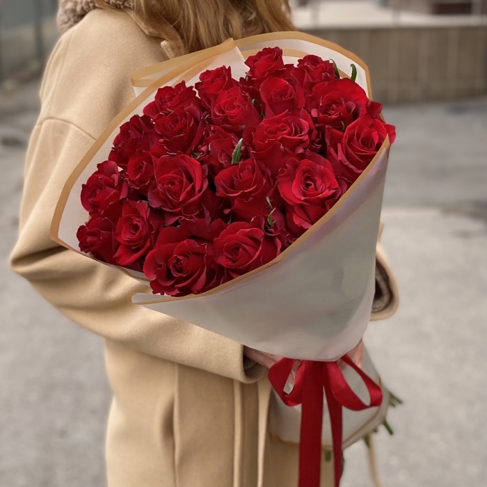 21 красная роза Эвер ред 60 см