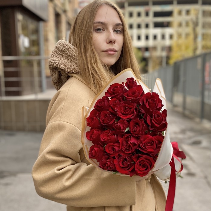 21 красная роза Эвер ред 60 см