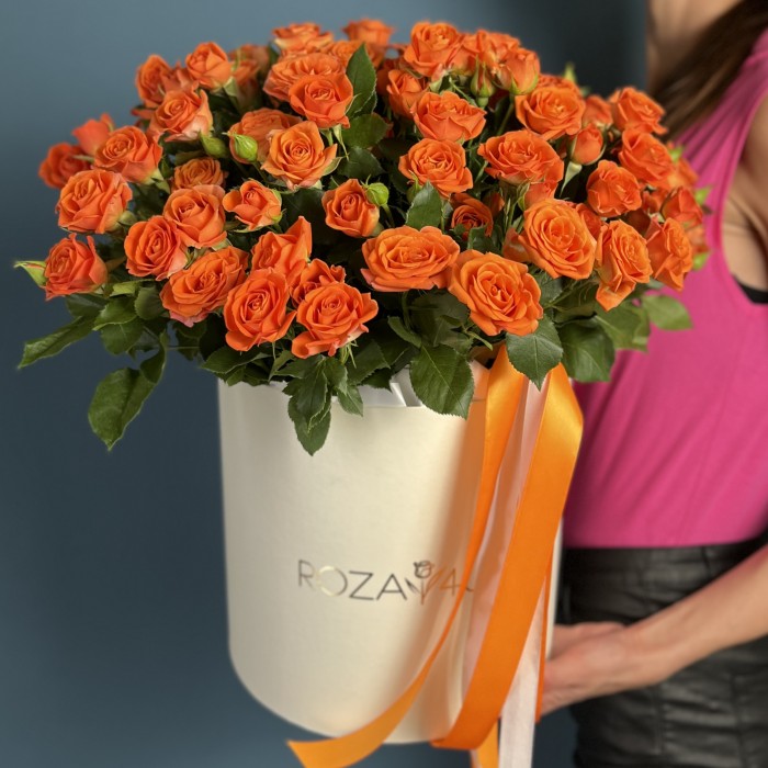 21 оранжевая кустовая роза Чарминг Бейб в коробке