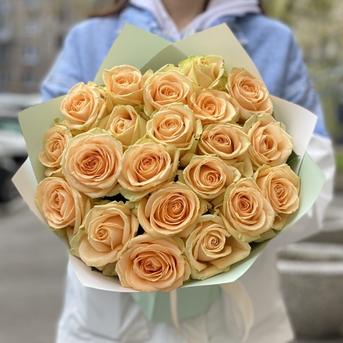 21 роза Пич аваланш 60 см