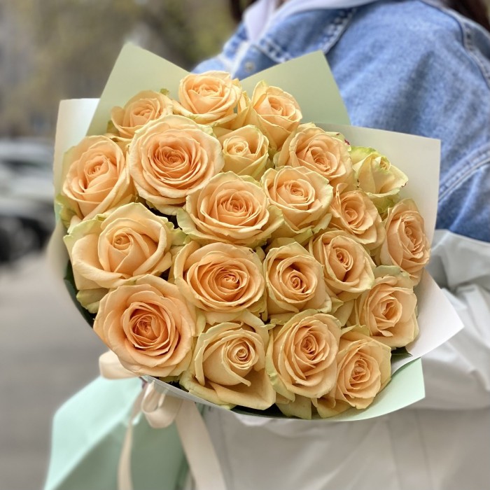 21 роза Пич аваланш 60 см