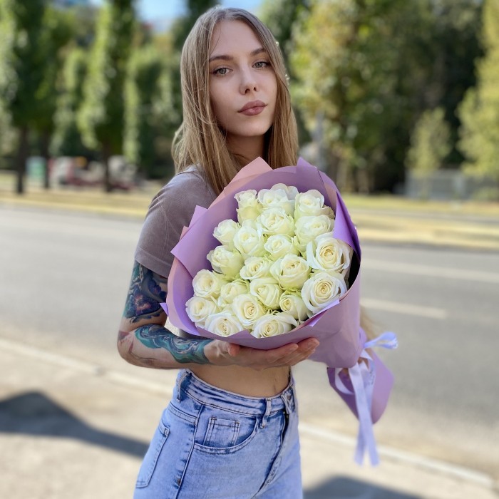 21 длинная белая роза 60 см