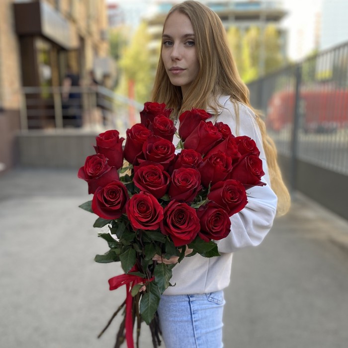 21 красная роза Эксплорер 80 см