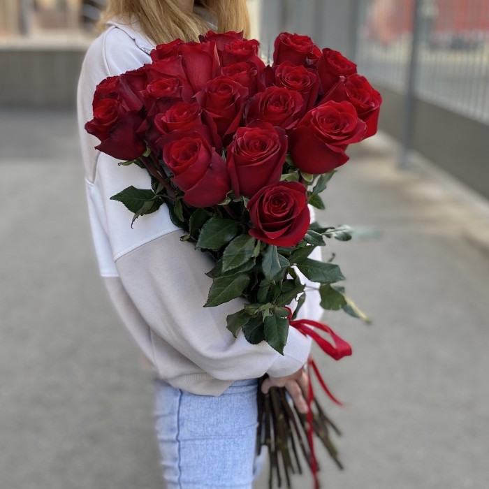 21 красная роза Эксплорер 80 см
