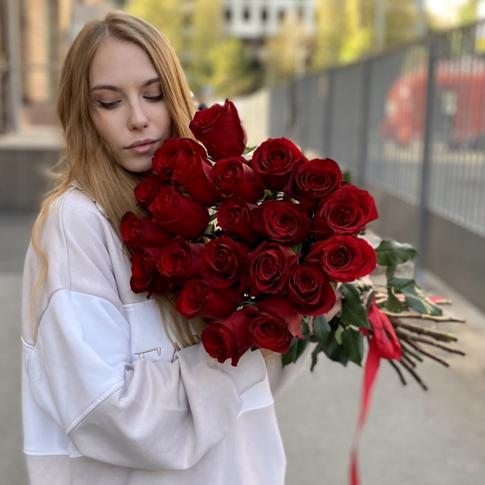 21 красная роза Эксплорер 80 см