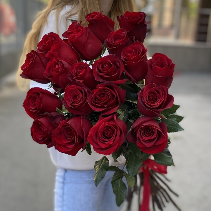 21 красная роза Эксплорер 80 см