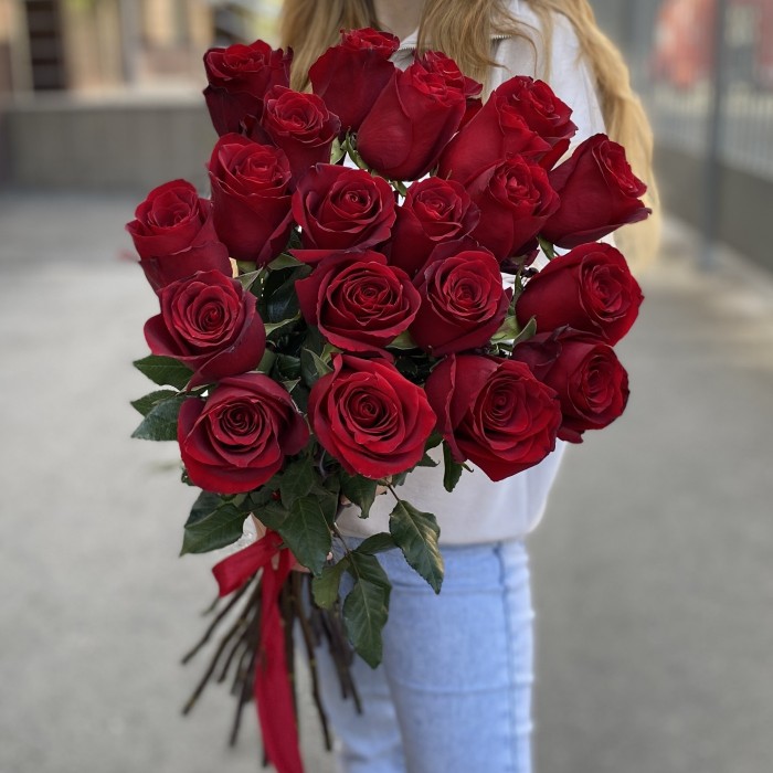 21 красная роза Эксплорер 80 см