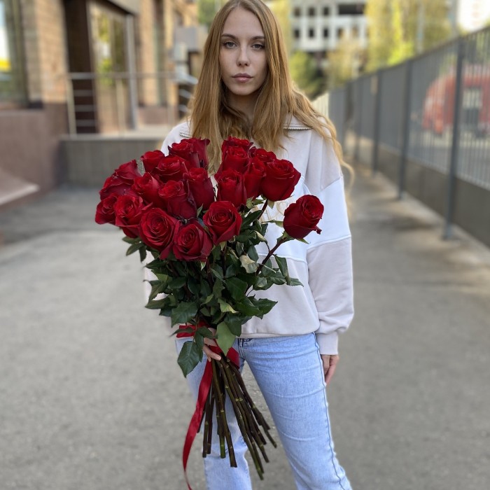 21 красная роза Эксплорер 80 см