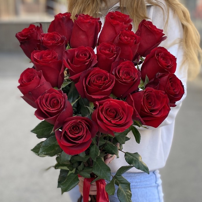 21 красная роза Эксплорер 80 см