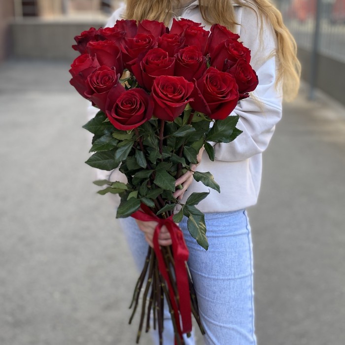 21 красная роза Эксплорер 80 см