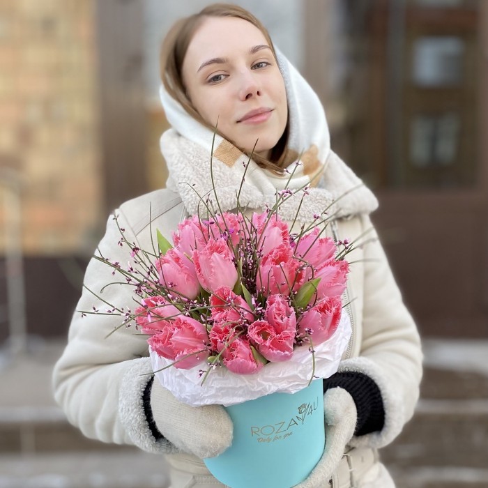 21 розовый махровый тюльпан в коробке