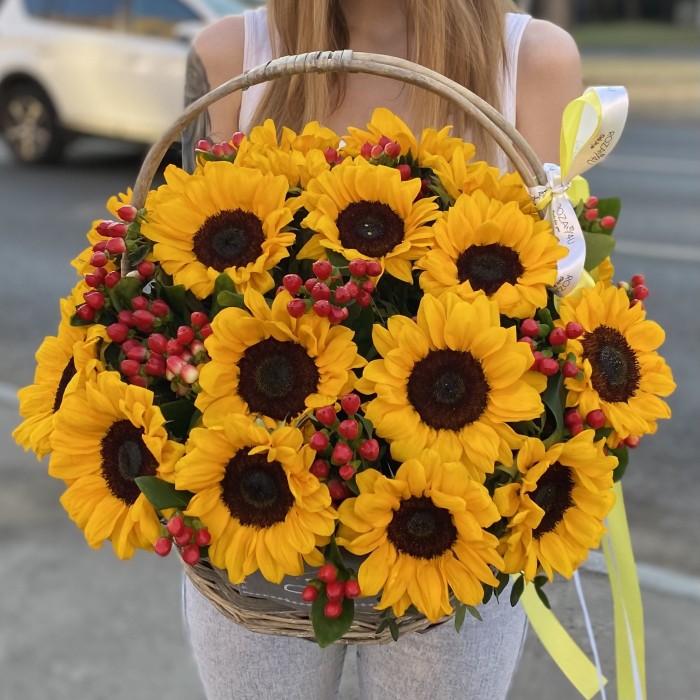 21 подсолнух с гиперикумом в корзине