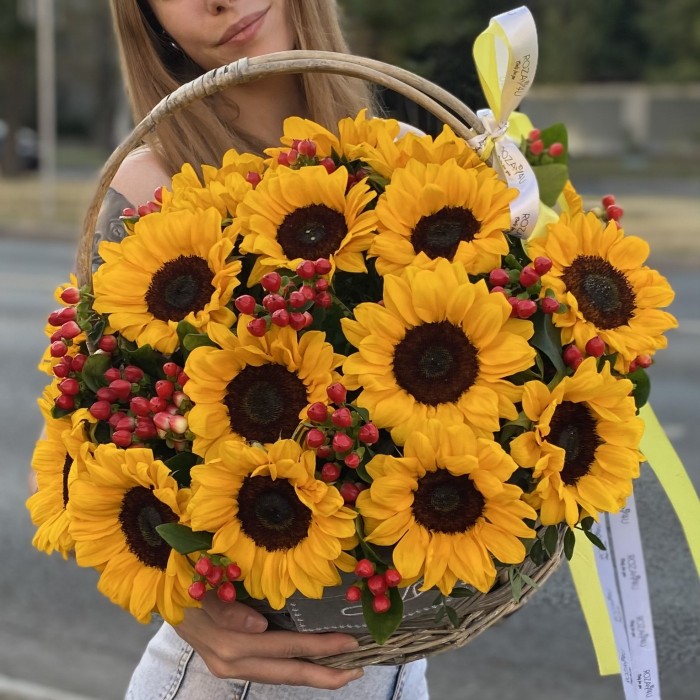 21 подсолнух с гиперикумом в корзине
