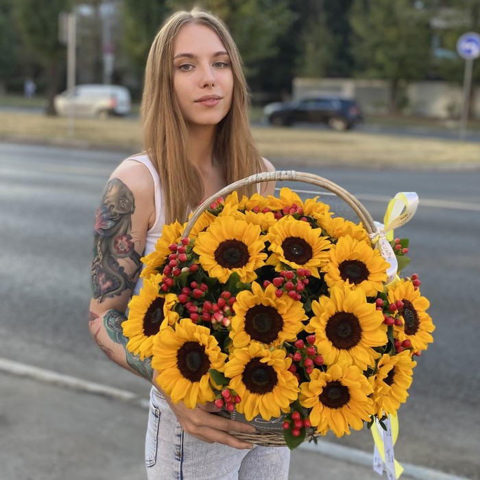 21 подсолнух с гиперикумом в корзине