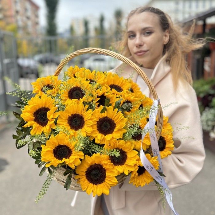 21 подсолнух с гринбеллом в корзине