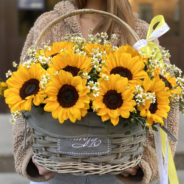 21 подсолнух с ромашкой в корзине
