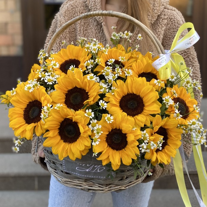 21 подсолнух с ромашкой в корзине