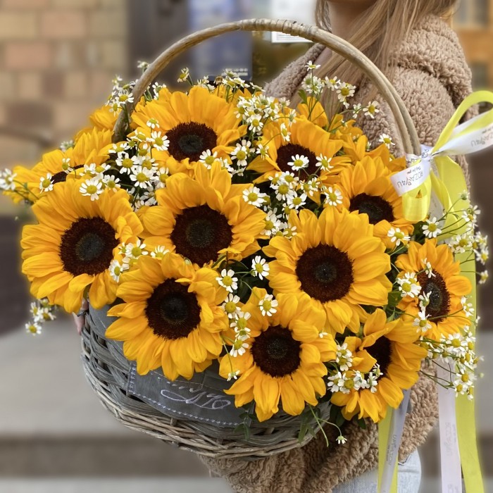 21 подсолнух с ромашкой в корзине