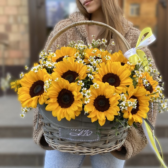 21 подсолнух с ромашкой в корзине