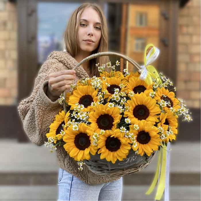 21 подсолнух с ромашкой в корзине