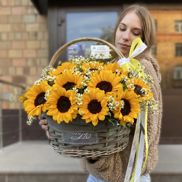 21 подсолнух с ромашкой в корзине