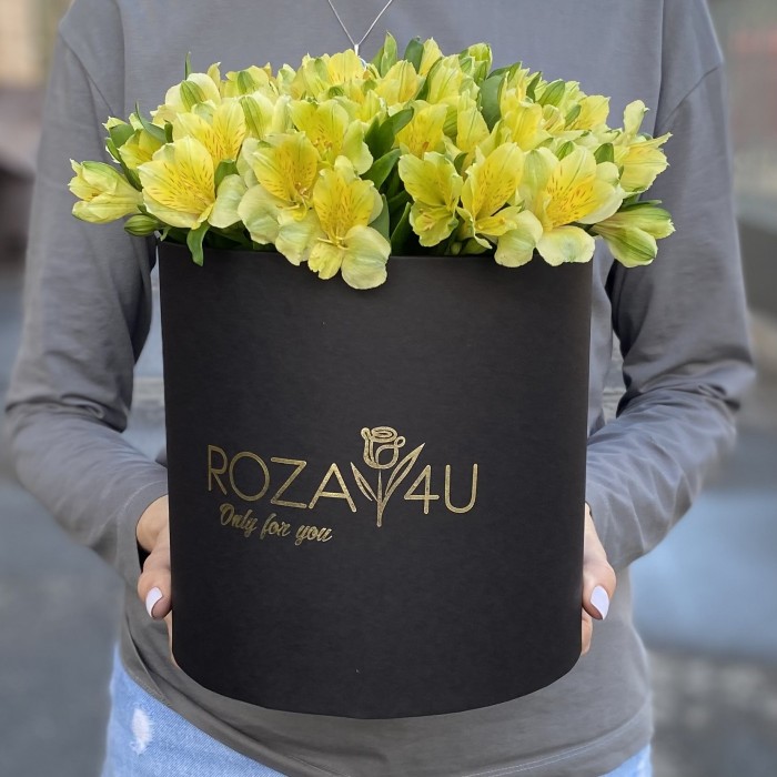 21 желтая альстромерия в коробке