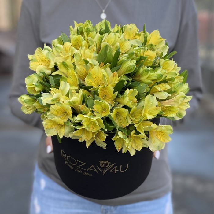 21 желтая альстромерия в коробке
