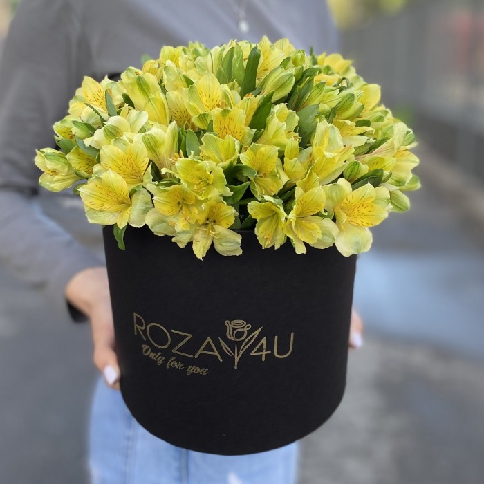 21 желтая альстромерия в коробке