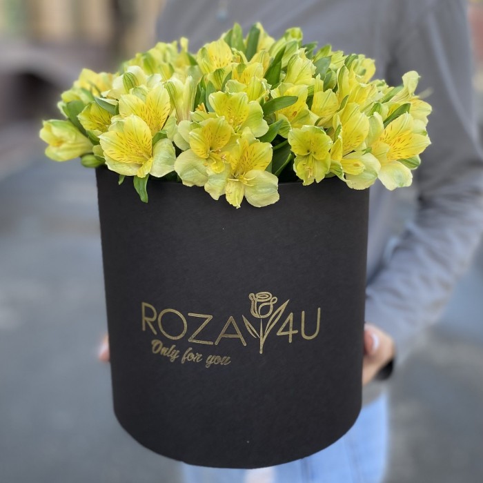 21 желтая альстромерия в коробке