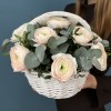 11 пышных ранункулюсов Ханой с эвкалиптом