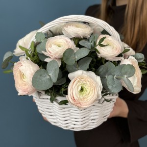 11 пышных Ранункулюсов Ханой с эвкалиптом