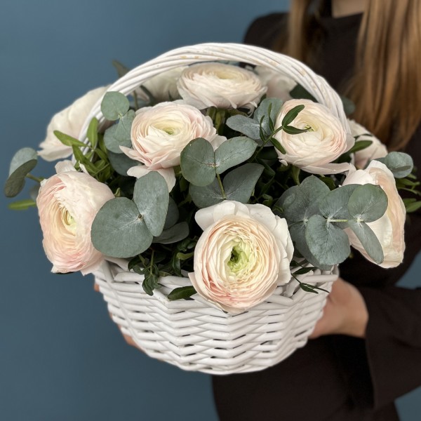 11 пышных Ранункулюсов Ханой с эвкалиптом